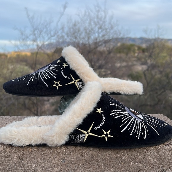 ⭐️🌙 Johnny Was Celestial Embroidered Boho Black Velvet Slippers 🌙⭐️ - Picture 4 of 16